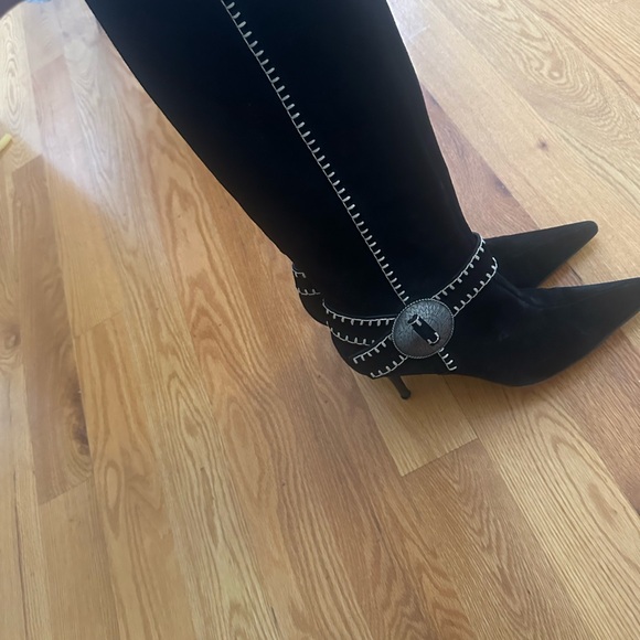 Suede pointy boots - Picture 2 of 3